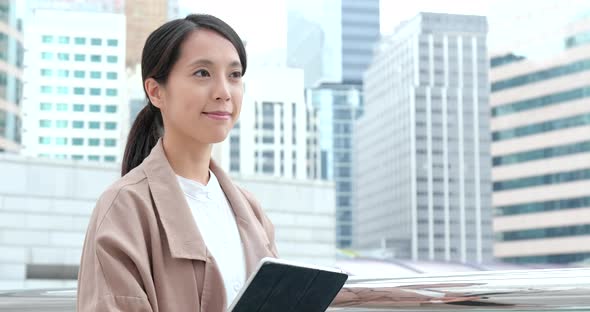 Business Woman Work on Tablet Computer alt