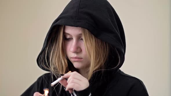 Teenage Girl Wants to Smoke but Doubts alt