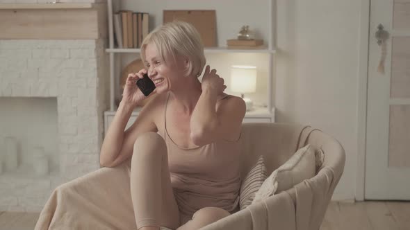 Mobile News Happy Woman Pleasant Communication alt