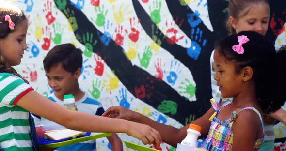 Kids having breakfast in campus alt