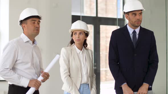 Architect or Realtor Showing Office To Customers  alt