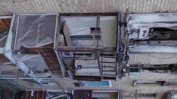 Vertical Video of a Wartorn Building in Ukraine alt
