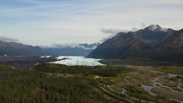 Brooks Range tundra forests with multibranch streams formed from melted ice and snow in Alaska durin alt