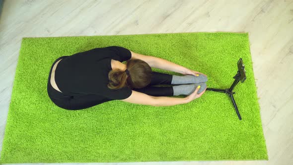 A beautiful athletic woman fitness blogger talks about her fitness workout. alt