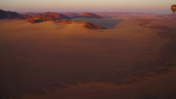 Flying over the desert in Namibia in a hot air balloon alt
