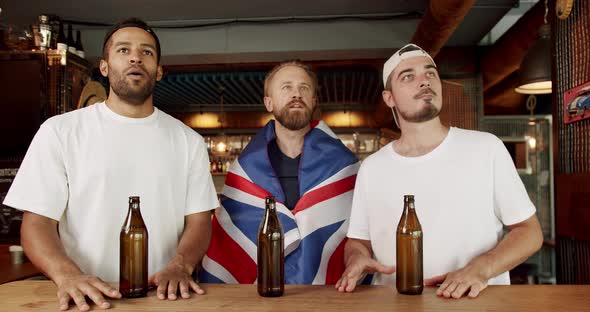 Friends in a Pub alt