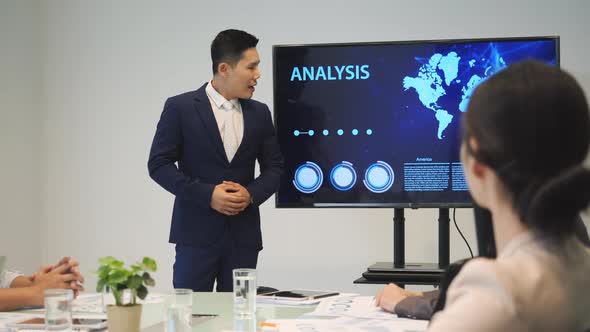 Business man with screen analysis alt