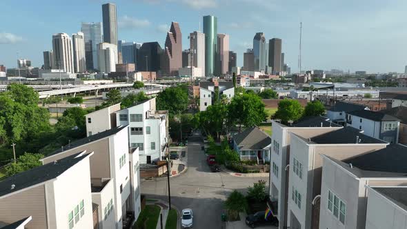 Contemporary residential building in the city. American skyline in distance. Multistory apartment bu alt