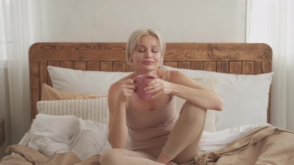 Leisure Morning Relaxed Woman Freelance Lifestyle alt