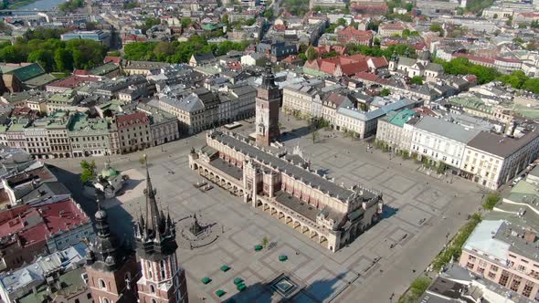 Flying over Main Square, Rynek Glowny in Krakow, Cracow city in Poland, Polska alt
