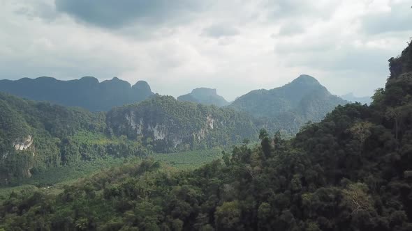 Mountains of Khao Sok National Park in Thailand alt