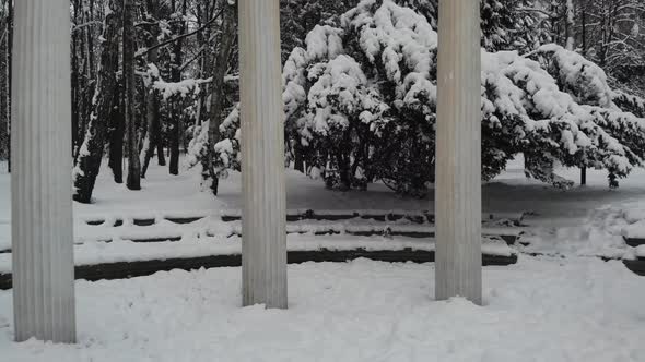 Circle of columns in a city park. alt