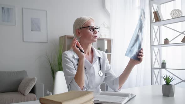 Lungs Disease Female Doctor Medical Treatment alt