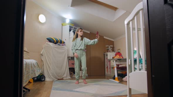 Gymnast Takes A Photo alt