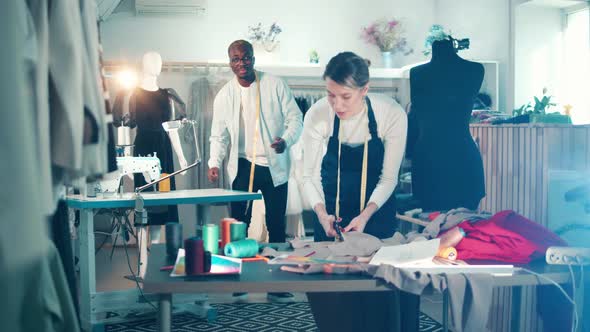 African Designer Gives Threads to His Female Colleague alt