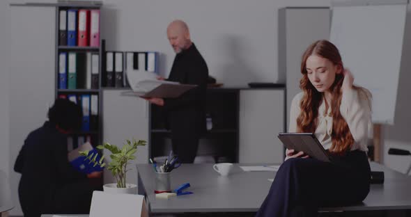 Businesswoman Using Tablet PC on Desk in Office alt