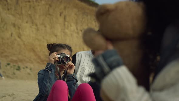 Cute Kid Enjoy Photography on Family Beach Picnic alt