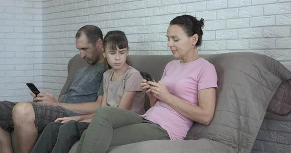 Parents with Devices By Teen alt