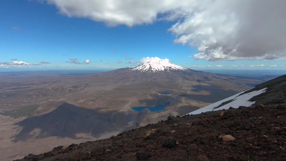 Time lapse of Mount Ruapehu and the Tama Lakes viewn the summit of Ngauruhoe. Tongariro National Par alt