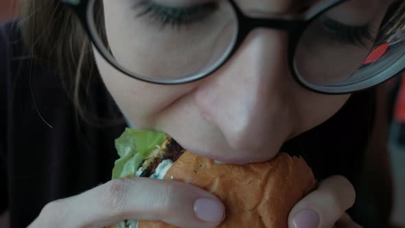 student at lunch alt