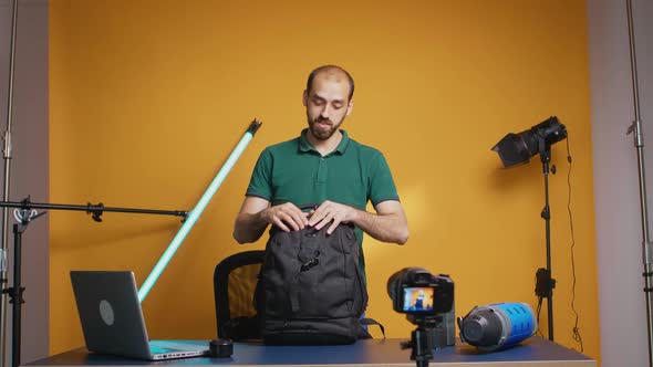 Protographer Presenting Gear Backpack alt