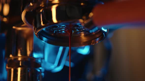 Slow Motion Pour Espresso Rom Bottomless Portafilter with Neon Light alt