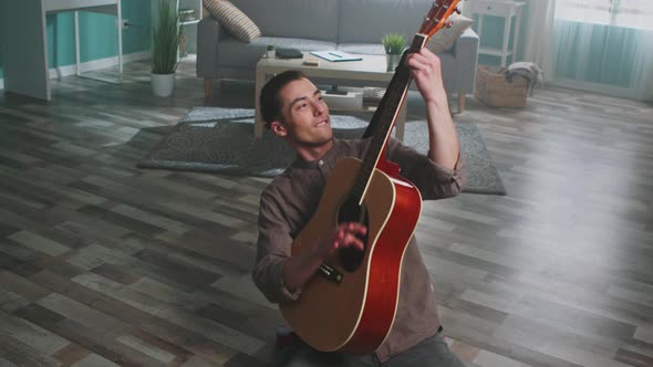 Man Guitarist Has Fun at Home alt