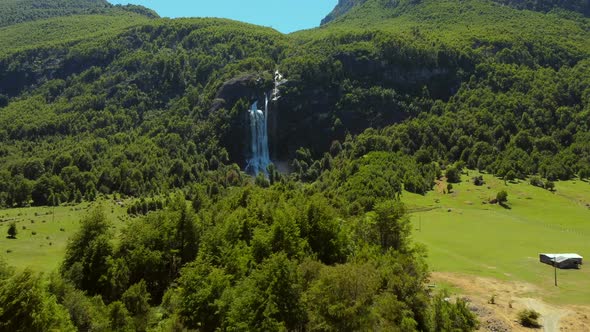Llanada Grande, localidad de Cochamo, Patagonia de Chile, con su cascada como uno de sus atractivos alt