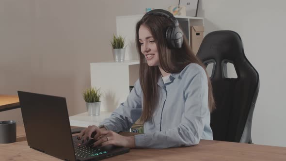 Technical Support Girl Talking to a Client at a Laptop alt