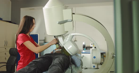 Female Doctor Uses Modern Lithotriptor to Break Up Kidney or Gallbladder Stones alt