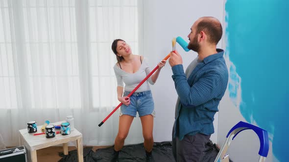 Married Couple Singing alt