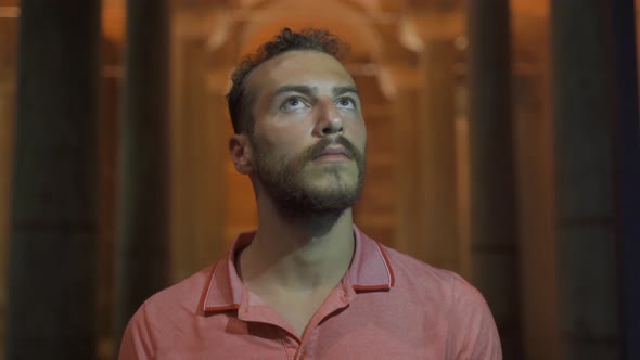 Man looking around with worry. Nervous and fearful. alt