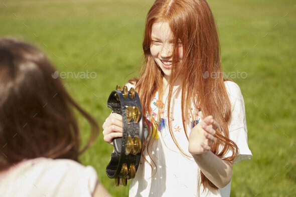 Girl playing tambourine Standartinės nuotraukos autoriusGirl playing tambourine Standartinės nuotraukos autorius  