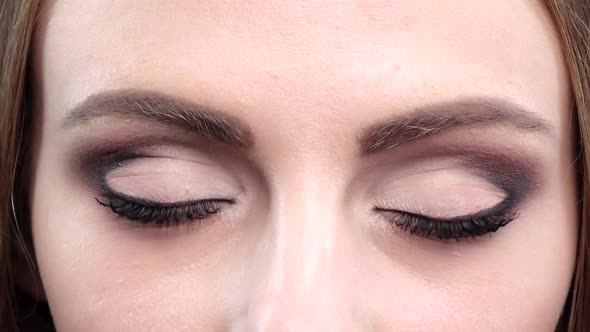 Beautifull Blue Eyes, Blink, Bright Makeup. Close Up alt