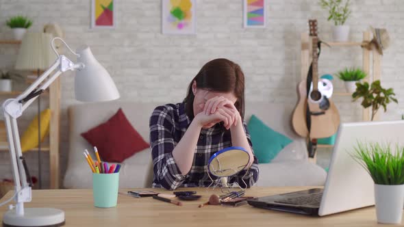 Young Woman Can Not Hide the Scar on Her Face with the Help of Cosmetics alt