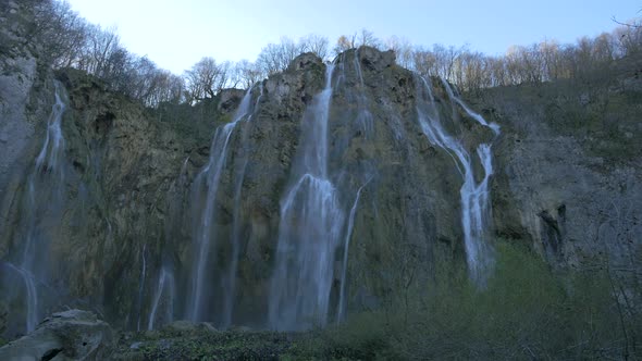 The Big Waterfall of Plitvice Park alt