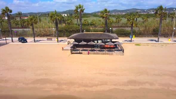 081_4_OJRA.UAS_BEACH_EjectionTraveling_Promenade_4K. Lateral traveling of the promenade, visualizing alt