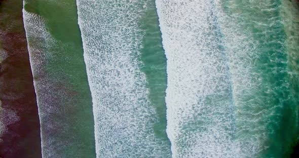 Patterns of waves reaching the shore 4k alt