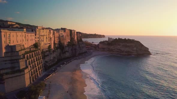 The beach of the Italian City alt