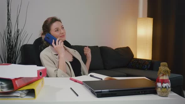 Business woman portrait talking enthusiastically on the phone alt