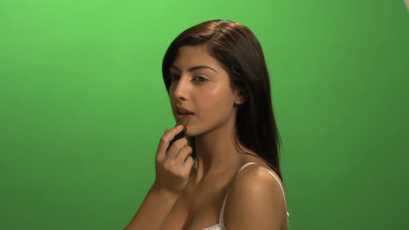 MCU OF A YOUNG WOMAN APPLYING LIPSTICK alt