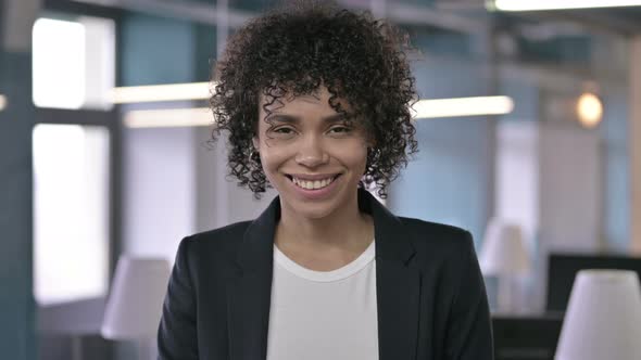 Portrait of Cheerful African Businesswoman Waving at Camera and Welcoming alt