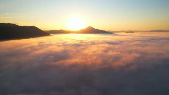4K Sun is rising above sea of clouds until the horizon alt