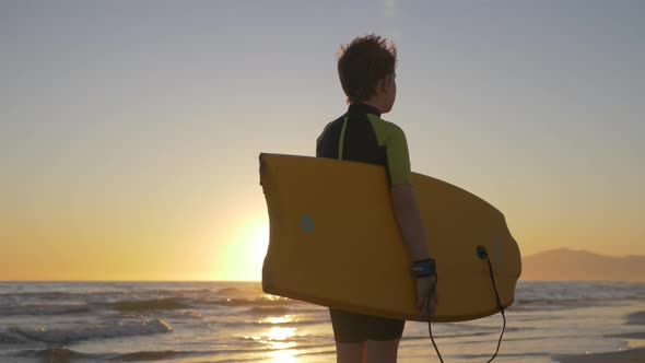 Niño bodyboard / Atardecer playa / Slowmotion 