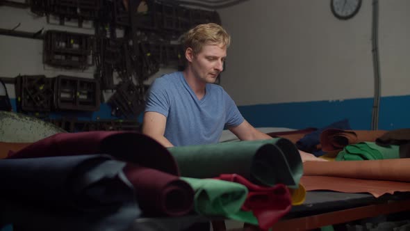 Craftsman Unfolding Genuine Leather Roll Expertising Sheet Indoors alt