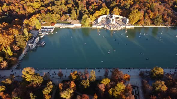 Frontal Drone View of the Great Pond of the Retiro Park alt