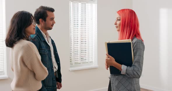 Viewing Apartment for Sale Rent to Potential Tenants Young Couple is Talking in Room with Real alt