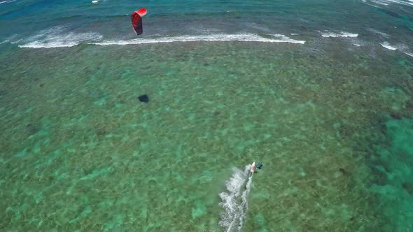 Aerial view of a man kitesurfing in Hawaii. alt