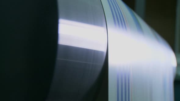 Offset printing press working at high speed in a large printing facility alt