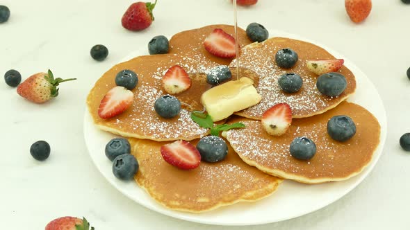 Sweet dessert Pancake with fruit alt